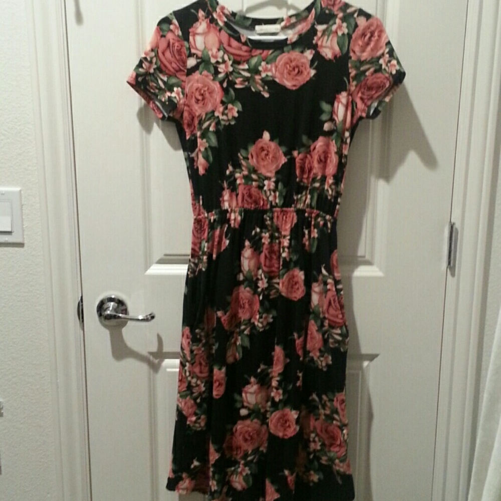 Short sleeve rose dress